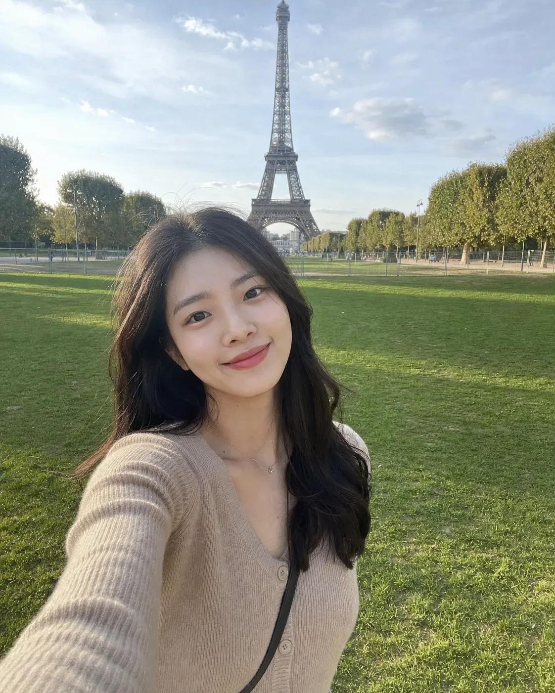 에펠탑 앞 여행자